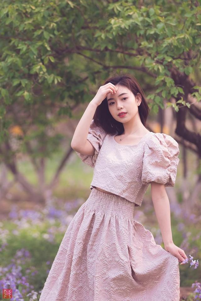 记住12个拍照姿势动作，拍照动作叫什么POS（经典好看的8个拍照姿势）