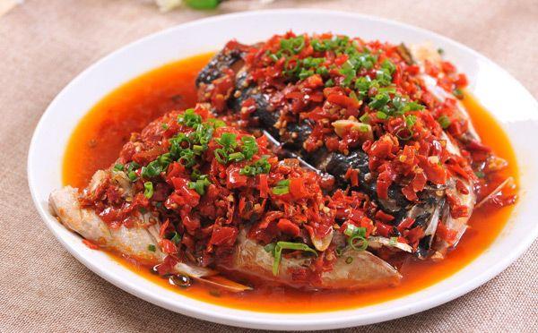 剁椒鱼头是什么鱼，湖南招牌菜剁椒鱼头（剁椒鱼头是哪个地方的菜）