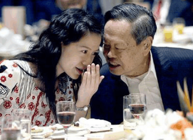 翁帆的现任丈夫是谁，51岁哈文传来喜讯吗（28岁翁帆嫁给了82岁杨振宁）