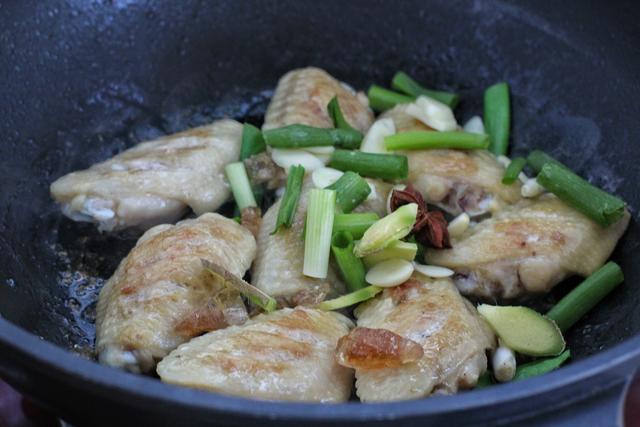 鸡翅怎么去骨鸡翅含有的营养有哪些，鸡翅中如何去骨（鸡翅这做法简直无敌了）
