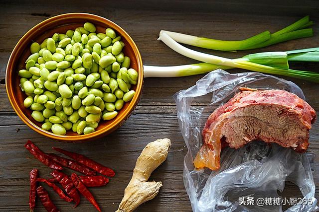 隔山肉焖毛豆的做法，毛豆排骨焖饭（这菜再贵也要常给孩子吃）
