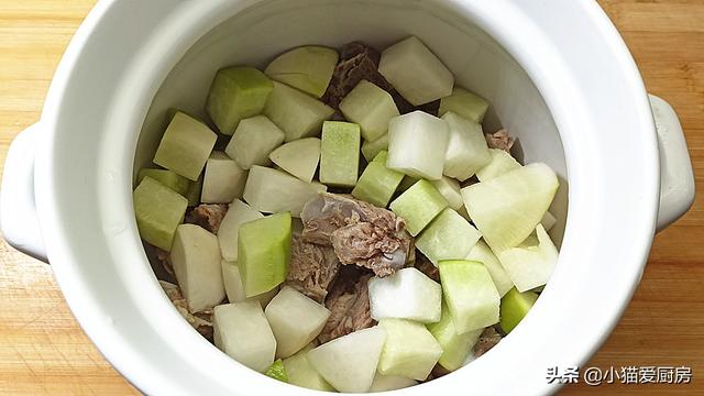 怎样煲萝卜猪骨汤，怎样煲萝卜猪骨汤好喝（过年后试一试这道“骨头萝卜汤”）