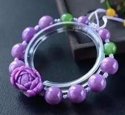 紫云母适合什么人佩戴，紫云母手镯的功效和作用（宝石新星——紫云母）