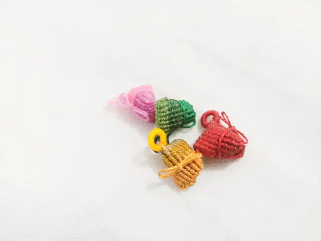 手工粽子怎么做简单又漂亮，手工五彩粽子制作方法（精致小巧的4角粽子）