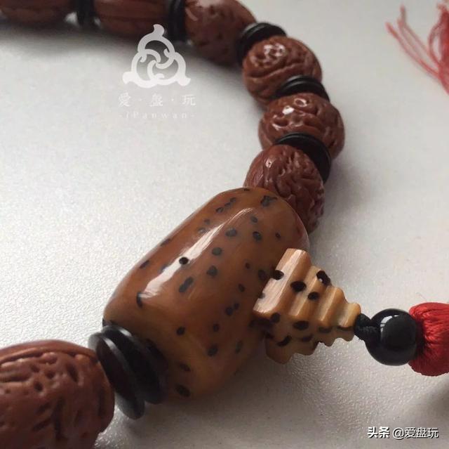 桃核手串什么样的最名贵，什么品种的桃核手串好有价值（这6种“白菜价”手串）