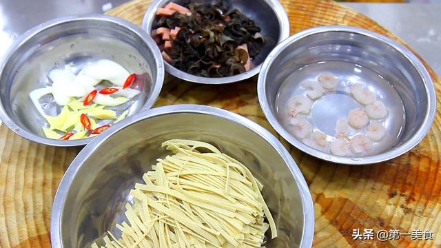 千张的做法大全家常菜，素煮千张的家常做法（厨师长教你：千张的创新做法）