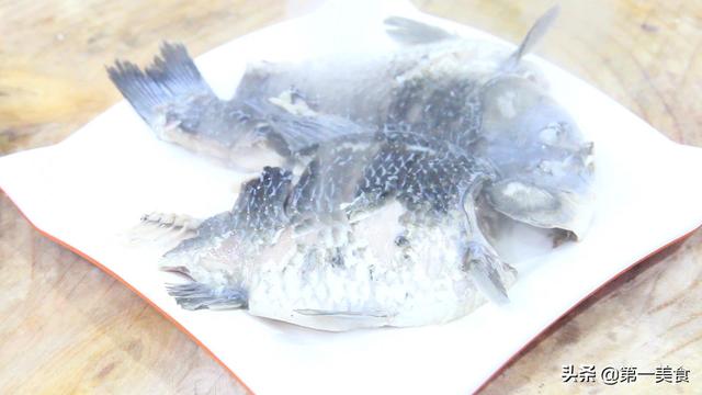 鲫鱼熬汤用刮鳞吗，鲫鱼熬汤用刮鳞吗用什么刀（端上桌就是一道不错的待客菜）