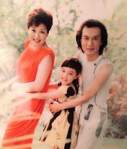 哈文的父亲到底是谁，哈文父亲资料（口吃、失声、进央视、怼台长）