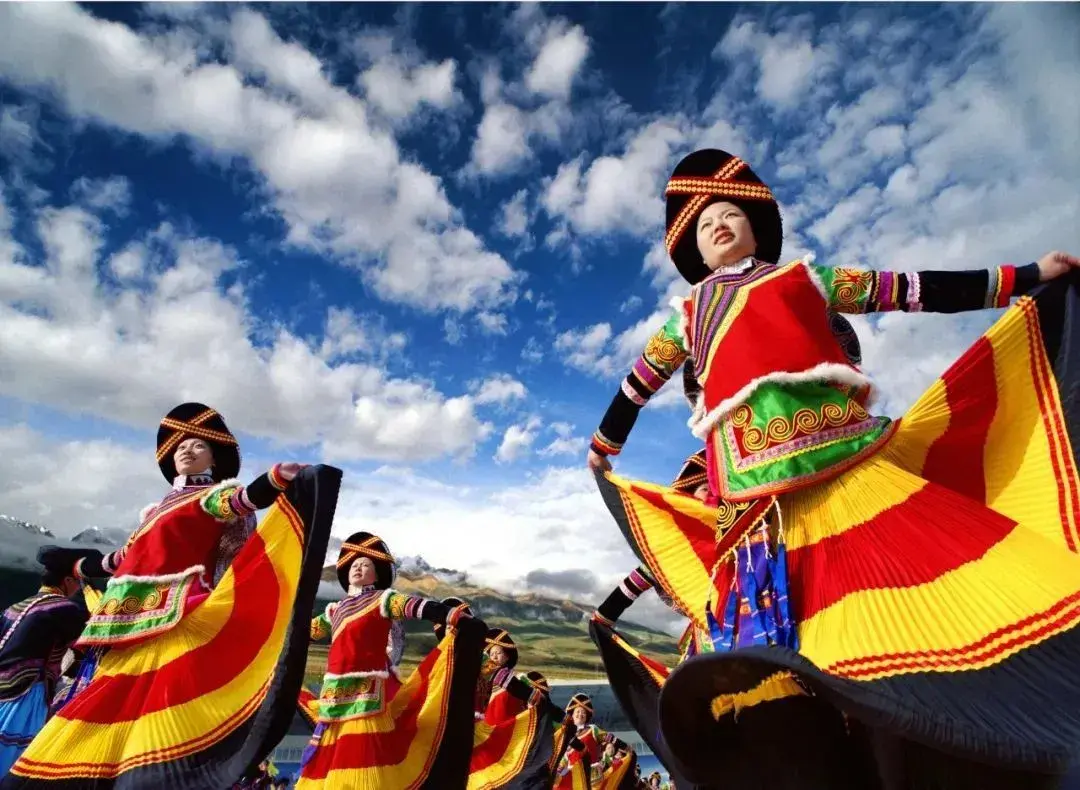 彝族风俗节庆，彝族的传统节日和风俗（薪火相传——彝族火把节）