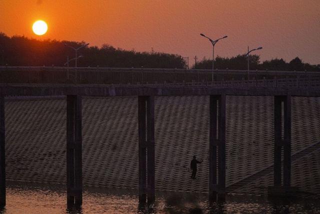 美好阳光且干净的女生头像  星空迷上了山野微信，美好阳光且干净的女生头像  星空迷上了山野，有雾有灯也有归人。（有哪些好看非人物的头像）