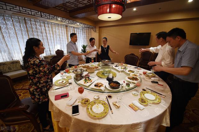 接烟的规矩和讲究，让烟接烟讲究（酒局上领导给两根烟）