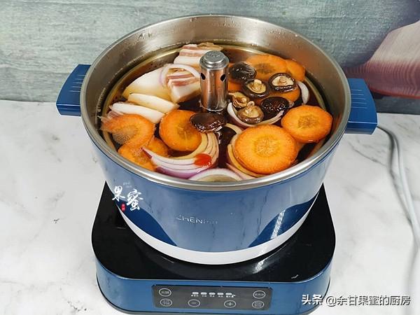 涮牛肉火锅的汤家常做法，食材不多也吃到嗨