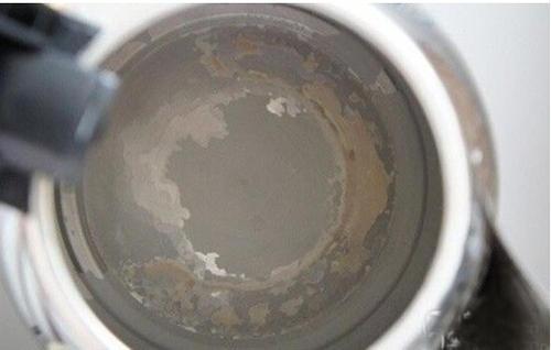 热水瓶内胆水垢怎么去除，热水瓶内胆里的水垢怎么去除（热水壶水垢特别厚）