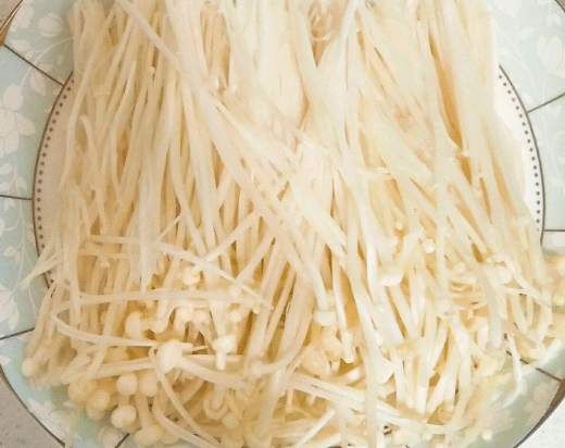 怎样做美味的豆腐皮金针菇卷，怎么做豆腐皮卷金针菇（酱烧金针菇豆皮卷）
