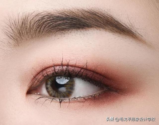 眼妆的技巧，眼影的化妆技巧（眼妆怎么画，干净自然不显脏）