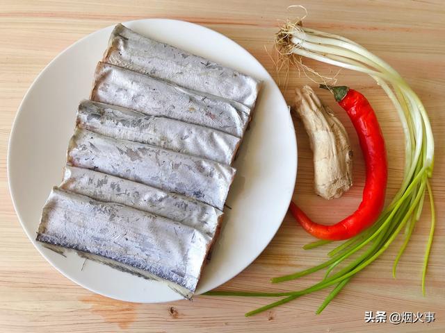 清蒸带鱼的家常做法，如何做清蒸带鱼最好吃（鱼肉软嫩连汤汁都很下饭）