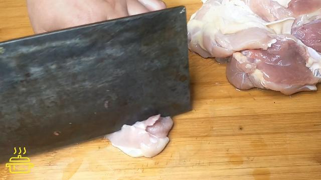 红烧鸡腿的简单做法，怎么做红烧鸡腿（教你做正确红烧鸡腿肉的做法）