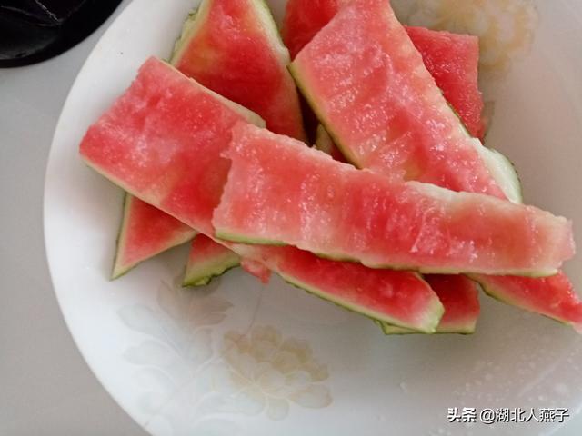 西瓜皮做菜,炒西瓜皮的做法(西瓜皮简单一炒,比肉还好吃)