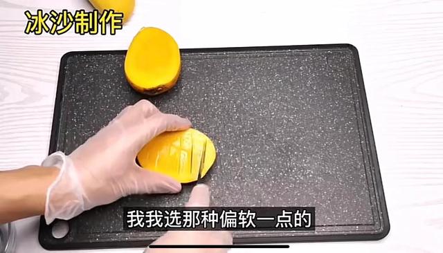 芒果冰沙怎么做最好吃，甜品店卖8元一份“芒果冰沙”