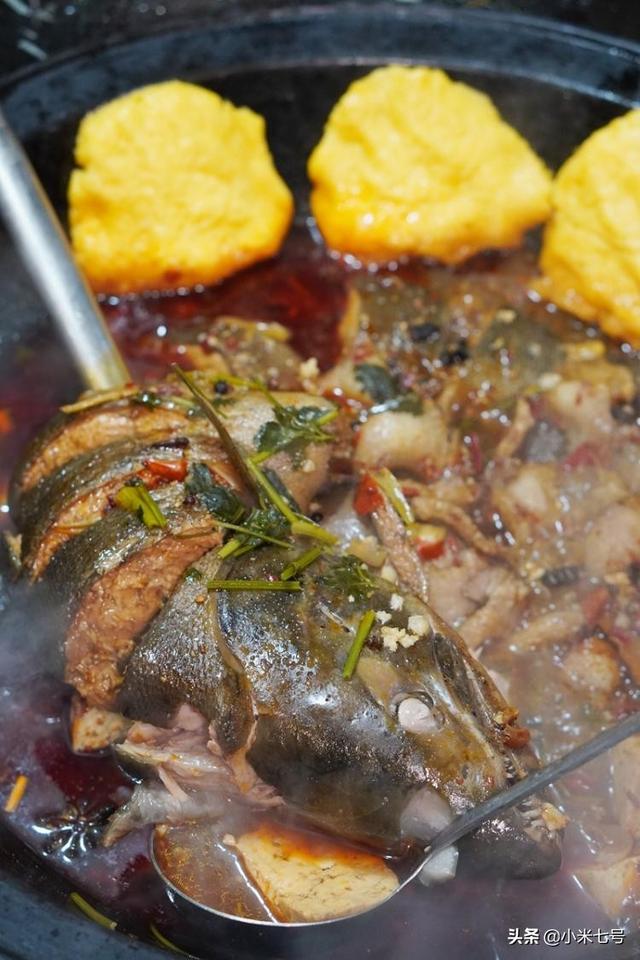 东北特色菜之铁锅炖大鱼，看着土气吃后服气的东北铁锅炖大鱼