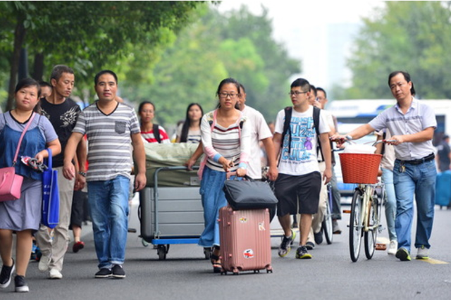 户口迁走了户籍变不变，户口迁了籍贯变不变（毕业后不能落回原来户籍）