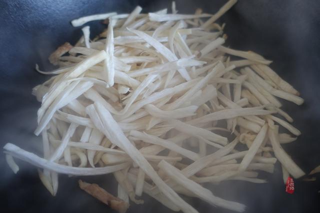 素炒刷把菌的家常做法，炒扫把菌的做法（素炒杏鲍菇虽然是素菜）