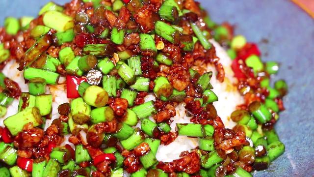 蒜苔炒肉末的正宗做法，分享个肉末炒蒜薹的家常做法