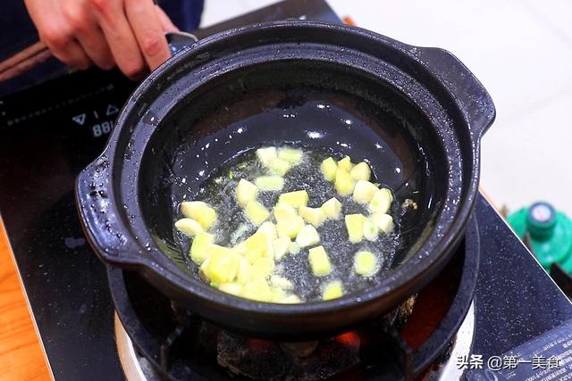 鸡怎么炖才好吃，怎样炖鸡才好吃又简单窍门（有人焯水、有人直接炖）