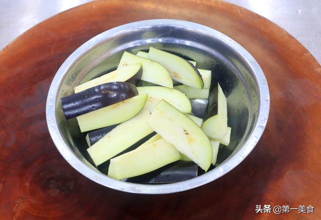 金针菇用不用焯水，金针菇到底焯水不（金针菇与茄子一锅焖你吃过吗）