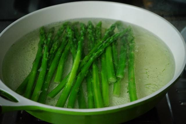 芦笋可以放多久，芦笋放久了能吃吗（西方人餐桌上最不能省的蔬菜芦笋）