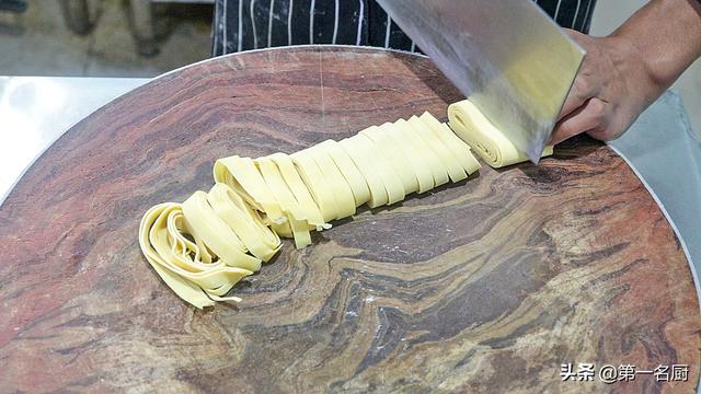 千张怎么炒好吃，炒千张怎么做好吃（大厨教你做青椒炒千张）