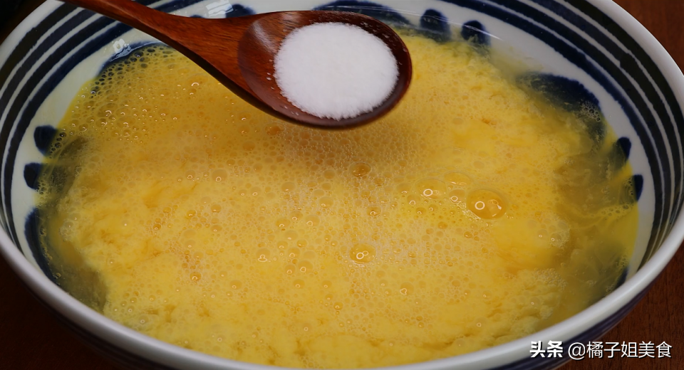 圖片[2]-雞蛋羹做法 學(xué)會(huì)這3個(gè)技巧 雞蛋嫩滑無(wú)氣孔-起舞食譜網(wǎng)