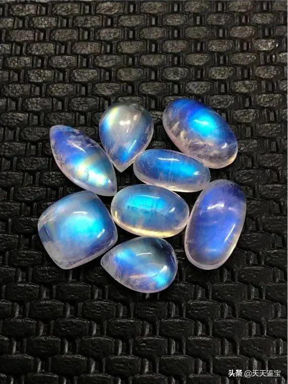 正长石和斜长石的主要区别，正长石化学式（长石族——一个庞大的宝石家族）