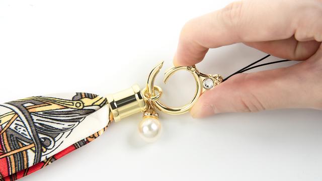 手机绳怎么系在手机上，手机挂绳怎么安装（颜值超高的手机挂绳）