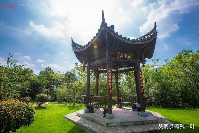 国内玻璃栈道旅游景点有哪些，分享给大家（造价500万玻璃栈道有着上帝视角）