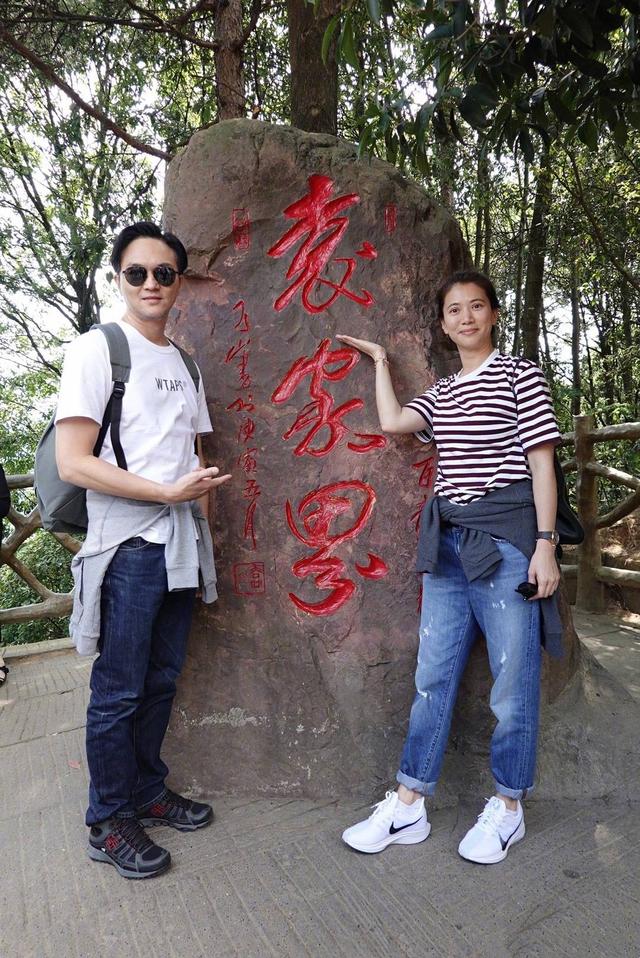 袁咏仪年轻素颜马尾超清曝光，穿“马海毛”毛衣依偎张智霖