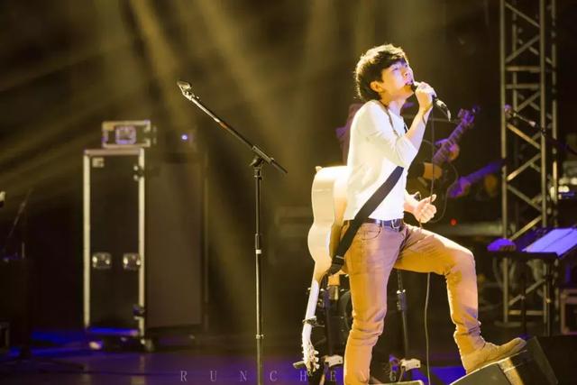 一听等于多少瓶，播放1瓶的等于几（民谣很穷，赵雷很火）