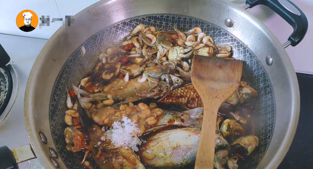 红烧杂鱼的做法，红烧杂鱼图片大全（再配上松软的锅贴饼子）