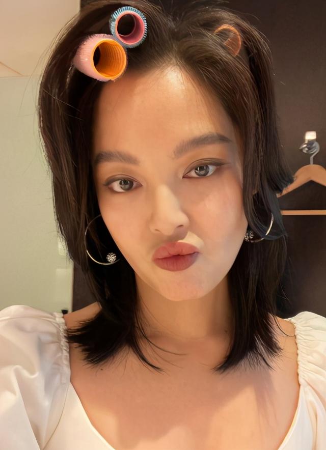 辛芷蕾“胖”上热搜后，再晒素颜自拍予以正面回应，这次是真瘦了