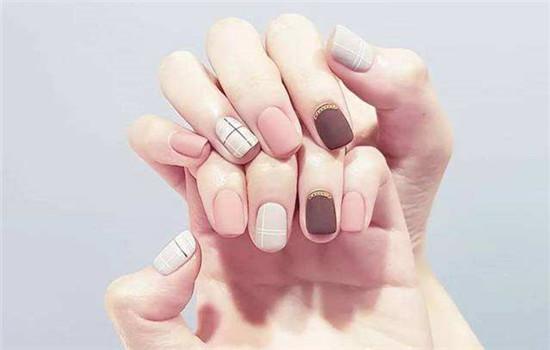 美甲底胶为什么烤不干，美甲底胶一直烤不干（甲油胶轻松变干的小妙招）