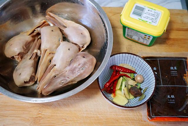 麻辣鸭头怎么做，麻辣鸭头的做法 正宗 绝味（自己在家也能做“麻辣鸭头”）