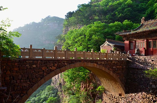 僧、尼、道共居一山修行  承德丰宁白云古洞景区，僧、尼、道共居一山修行（有一桥飞架两山之间的千年古刹）