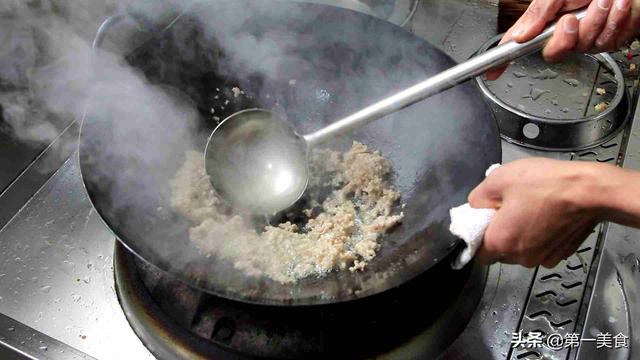 如何在家自制简单好吃的炸酱面，厨师长教你炸酱面的家常做法