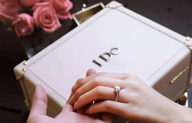 戒指大了怎么办小窍门，中指戴戒指说明什么（戒指变大了要怎么办呢）