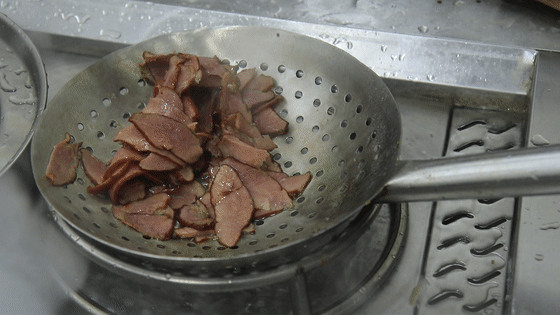 辣肉怎么炒，怎样炒酱肉丝（只需搭配一把蒜苔）