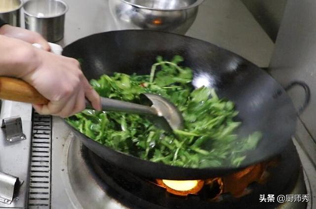 家常炒油菜的做法，炒油菜的家常做法（春天必吃的一道时令菜）