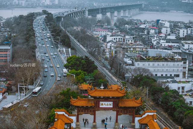 黄鹤楼在哪个城市，黄鹤楼位于哪个省份（黄鹤楼位于中国哪个省份）