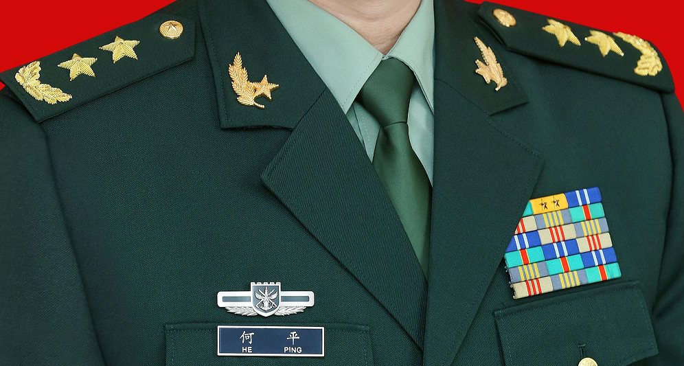 直到两年后的2019年12月才晋升上将军衔,这就说明何平将军的职级比