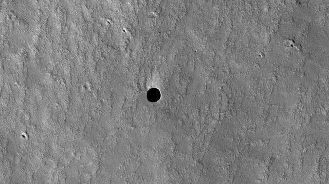火星上有什么，巨大“脚印”像是有外星怪兽走过