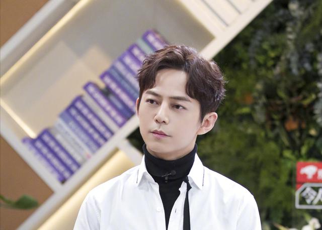 何炅是同性恋吗，何炅怎么了（让我想到了愚人节跳楼的张国荣）